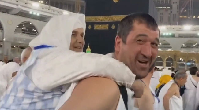 মাকে পিঠে নিয়ে কাবাঘর তাওয়াফ, প্রশংসায় ভাসছেন এই উজবেকিস্তানি