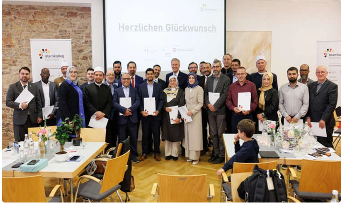 ইমাম প্রশিক্ষণ শেষে সনদ বিতরণ করলেন জার্মানির সাবেক প্রেসিডেন্ট