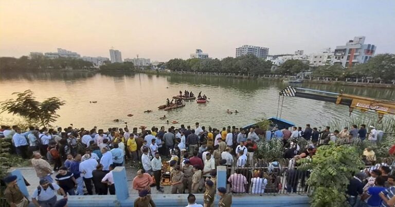 গুজরাটে স্কুল পিকনিকের নৌকা উল্টে ২ শিক্ষকসহ ১৪ শিক্ষার্থীর মৃত্যু